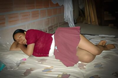 Mira mi cholita con su calzon amarillo